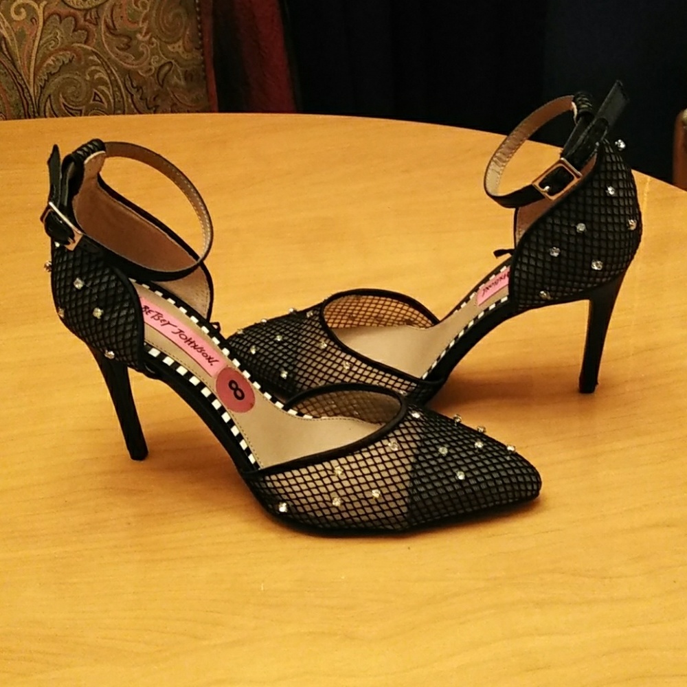 Heels - Picture 3 of 3